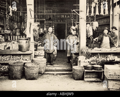 Ein chinesischer Lebensmittelladen in San Francisco 1890. Albertype Wiedergabe einer Fotografie Stockfoto