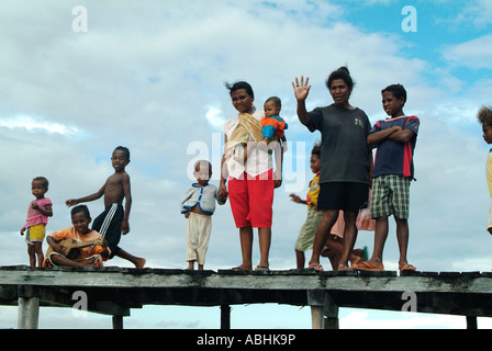 Papuan Leute begrüßen Menschen von einer kleinen Insel in Raja Ampat Stockfoto