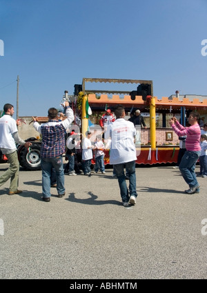 Peole tanzen folk Tarantella in Giugliano Neapel, südlich von Italien Stockfoto