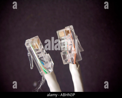 PC-rj-45-Stecker-Kabel hautnah auf einem dunklen Hintergrund Stockfoto