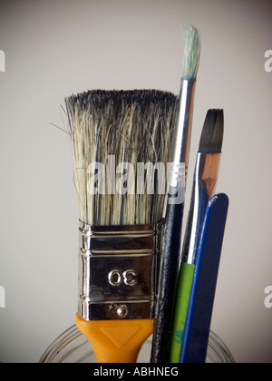 Paintbrush hautnah in einer Glasflasche auf weißem Hintergrund Stockfoto