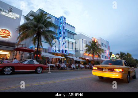 Taxi-Fassade des Hotel Colony in der Nacht mit Neonlichtern und Ampel am Ocean Drive South Beach Miami Stockfoto