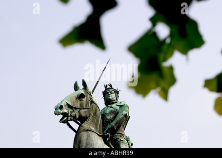 Statue von Bertrand du Guesclin am Hauptplatz von Dinan Brittany France, Connétable von Frankreich Stockfoto