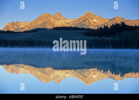 Rotbarsch-Seelein spiegelt Sägezahn Gebirgszug am Surise in Idaho USA Sawtooth National Recreation Area Stockfoto