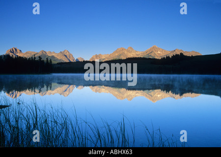 Rotbarsch-Seelein spiegelt Sägezahn Gebirgszug am Surise in Idaho USA Sawtooth National Recreation Area Stockfoto