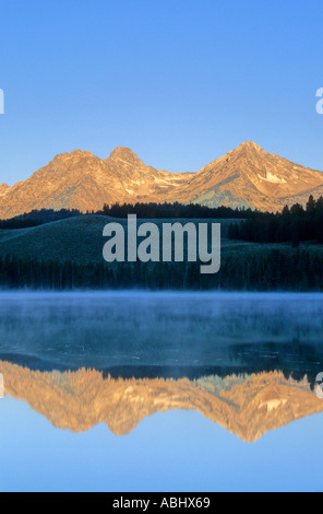 Rotbarsch-Seelein spiegelt Sägezahn Gebirgszug am Surise in Idaho USA Sawtooth National Recreation Area Stockfoto