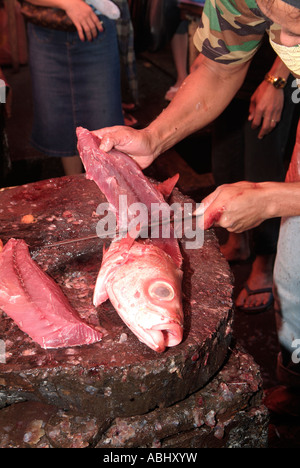 Fischhändler schneiden ein Fisch auf dem Markt der Tomahon. Stockfoto