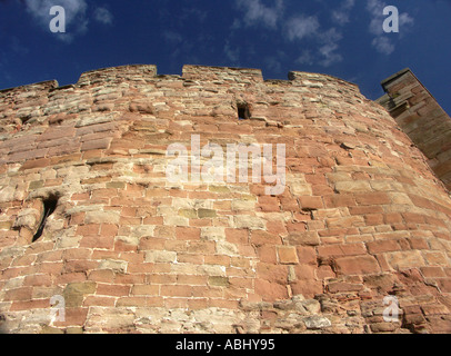 An der Wand des Tamworth Castle gegen strahlend blauem Himmel blickte. Stockfoto