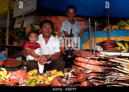 Nahrung für Verkauf auf dem Display auf dem Markt von Manado. Stockfoto