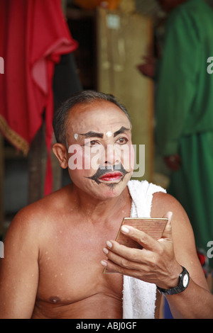 Barong Schauspieler Anwendung von Make-up, Batubulan, Bali, Indonesien Stockfoto