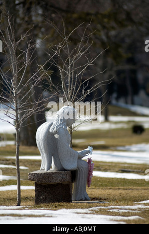 Eine Statue des Engels auf einem Friedhof, ein Buch zu lesen Stockfoto