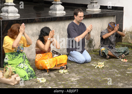 Touristen, die Opfergaben in Besakih Tempel, Bali, Indonesien Stockfoto