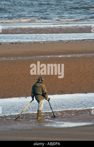 Schatzsuche am Strand, Schottland, Vereinigtes Königreich Stockfoto