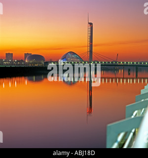 BLICK ÜBER FLUSS CLYDE ZU SCIENCE CENTRE PACIFIC QUAY GLASGOW Stockfoto
