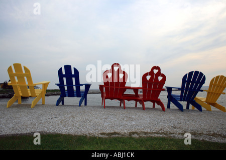 viele bunte Adirondack Stühle in einer Reihe am Strand, Nova Scotia, Kanada, Nordamerika. Foto: Willy Matheisl Stockfoto