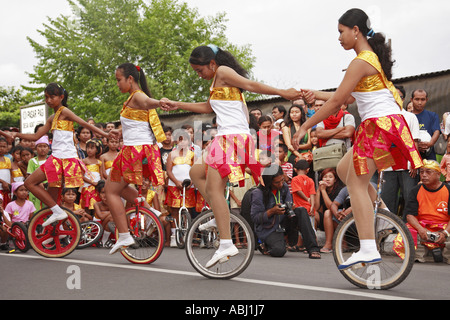 Indonesische Mädchen auf Zyklen, New Year Eve Parade, Bali, Indonesien Stockfoto