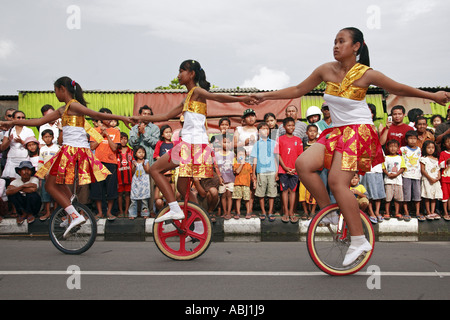 Indonesische Mädchen auf Zyklen, New Year Eve Parade, Bali, Indonesien Stockfoto