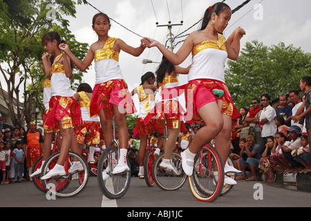 Indonesische Mädchen auf Zyklen, New Year Eve Parade, Bali, Indonesien Stockfoto