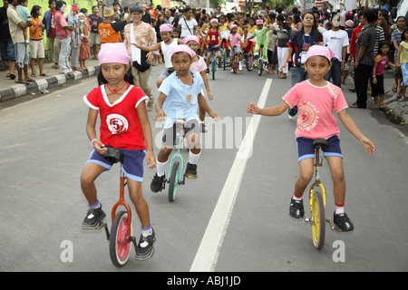 Indonesische Mädchen auf Zyklen, New Year Eve Parade, Bali, Indonesien Stockfoto