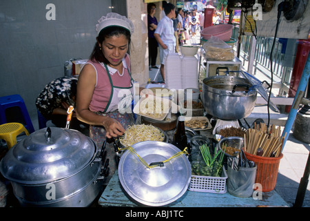 Frau, die Zubereitung von Speisen auf Stall in Straßenmarkt, Pattaya, Schmuckwerstätten Stockfoto