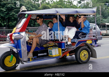 Voll beladen Tuk-Tuk in Bangkok, Thailand Stockfoto