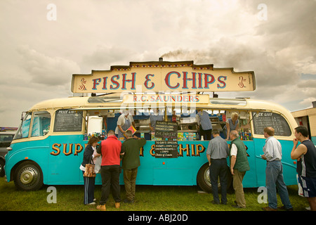 Altmodische fünfziger Jahre Fish and Chips van Portion Schlange von Kunden bei Oldtimer-Rallye Stockfoto