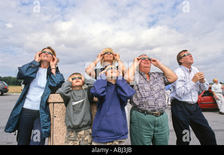 Beobachtung der Totalen Sonnenfinsternis in einer Autobahnraststätte Parkplatz, Nordfrankreich, August 1999 Stockfoto