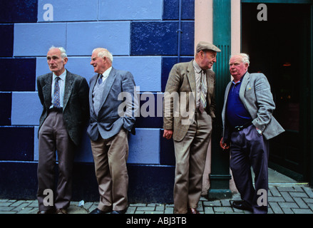 Ältere Herren vor einer Kneipe, Clonakilty, County Cork, Republik von Irland Stockfoto
