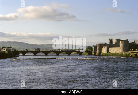 River Shannon und Thomond Bridge mit dem König John Castle, Limerick City, County Limerick, Republik von Irland Stockfoto