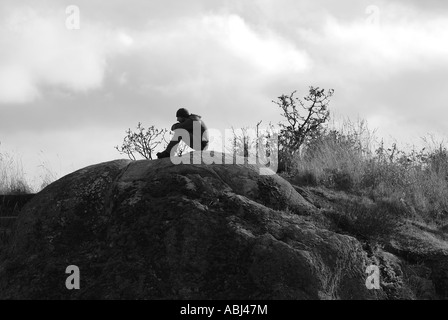 Mann sitzt auf einem Felsen in Victoria, Stadt von Vancouver Island Stockfoto