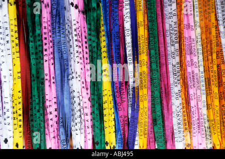 Salvador, Bahia, Brasilien. Viel Glück Bänder von Senhor do Bonfim und Cantinho de Iemanja; Festival der Zuordnung. Stockfoto