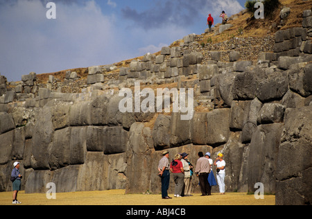 Saqsayhuaman, Cusco, Peru. Touristen, die die Inka polygonalen Steinmauern zu bewundern. Stockfoto