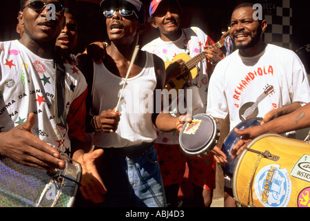 Salvador da Bahia, Brasilien. Lächelnde Musiker spielen Atabaque und andere Instrumente auf der Straße. Stockfoto