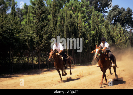 Argentinien. Gauchos in einer Darstellung der Reiten Fähigkeiten; Estancia Argentino, in der Nähe von Buenos Aires. Stockfoto