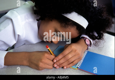 Geheimnisse - kleine schwarze Schülerin eine geheime Notiz schreiben Stockfoto