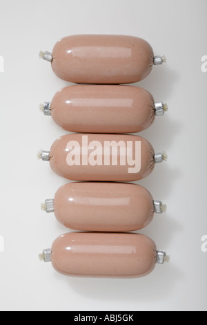 Leberwürste in einer Reihe, weißer Hintergrund, Leberwurst, Leber wurst Stockfoto