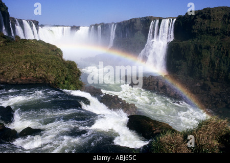 Iguaçu-Wasserfälle, Bundesstaat Parana, Brasilien. Luftaufnahme der Wasserfälle mit einem Regenbogen über sie. Stockfoto