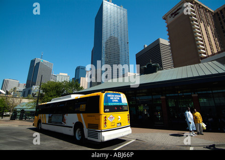 Öffentlicher Bus in der Innenstadt von Dallas, Texas Stockfoto