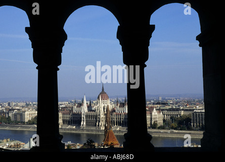 Budapest, Ungarn. Blick durch die Bögen von Buda; das Parlament über die Donau. Stockfoto