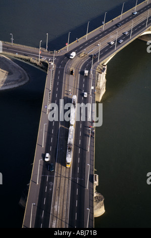 Budapest, Ungarn. Luftaufnahme von Margit (Margaret) Brücke wo es Margit Insel mit Verkehr und eine Straßenbahn berührt. Stockfoto