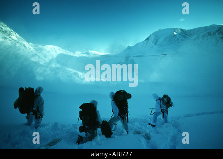 Berg und arktische Kriegsführung Soldaten warten Hubschrauber im Schnee Stockfoto