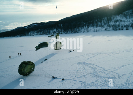 Fallschirmspringen Berg- und Arktis Soldaten mit Fallschirmen tragen Tarnung in den Schnee und das Eis der Arktis auf Übung. Stockfoto