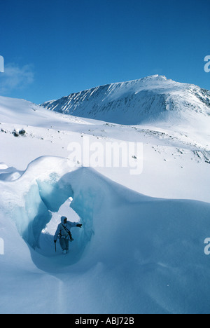 Berg und Arktis Soldaten tragen Tarnung in den Schnee und das Eis der Arktis auf Bewegung im winter Stockfoto
