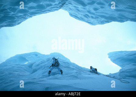 Berg und Arktis Soldaten tragen Tarnung in den Schnee und das Eis der Arktis auf Bewegung im winter Stockfoto