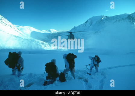 Berg und arktische Kriegsführung Soldaten warten Hubschrauber im Schnee Stockfoto