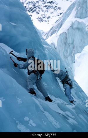 Berg und Arctic Warfare mit Bergsteiger auf Schnee und Eis Stockfoto