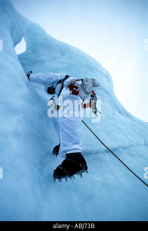 Berg und Arctic Warfare mit Bergsteiger auf Schnee und Eis Stockfoto