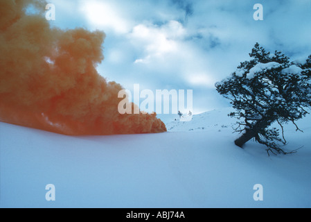 Berg und Arctic Warfare mit Orange Rauch und Soldaten in Schnee und Eis Stockfoto
