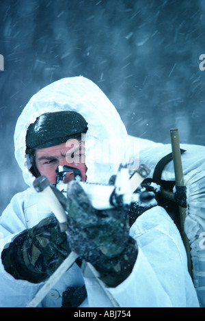 Berg und Arctic Warfare getarnten Soldaten mit Gewehr Stockfoto