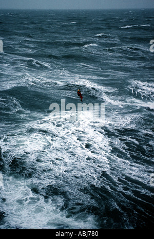 Hubschrauber-Winde-Mann über Seegang und Wellen Stockfoto